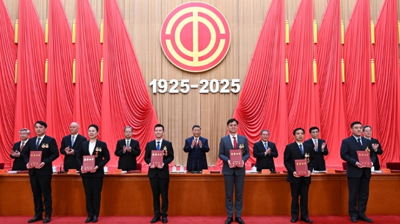 中共中央国务院关于表彰全国劳动模范和先进工作者的决定