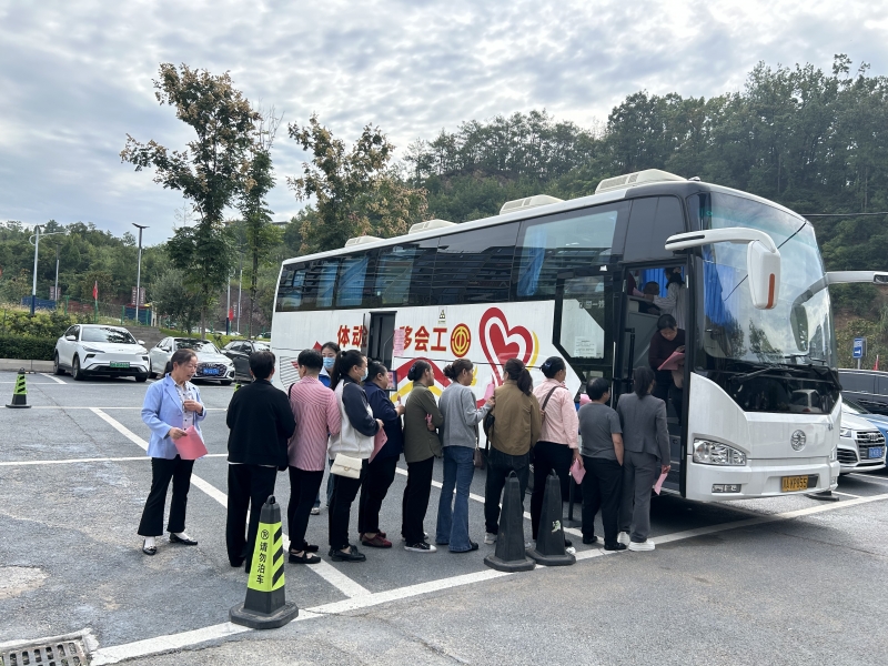 工会移动体检车开进广元  做实做细暖“新”服务